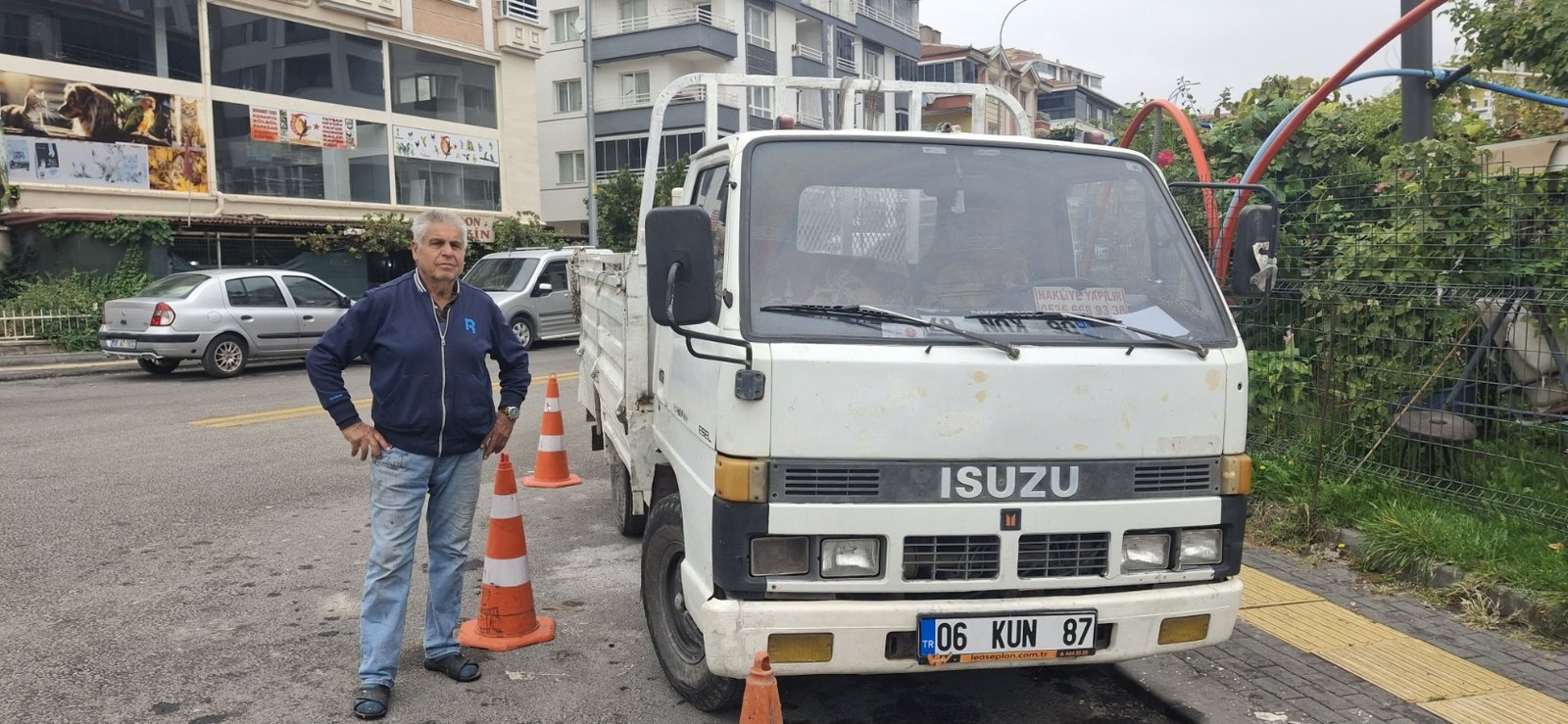Nakliye kamyonu ve sürücüsü önden görünüm